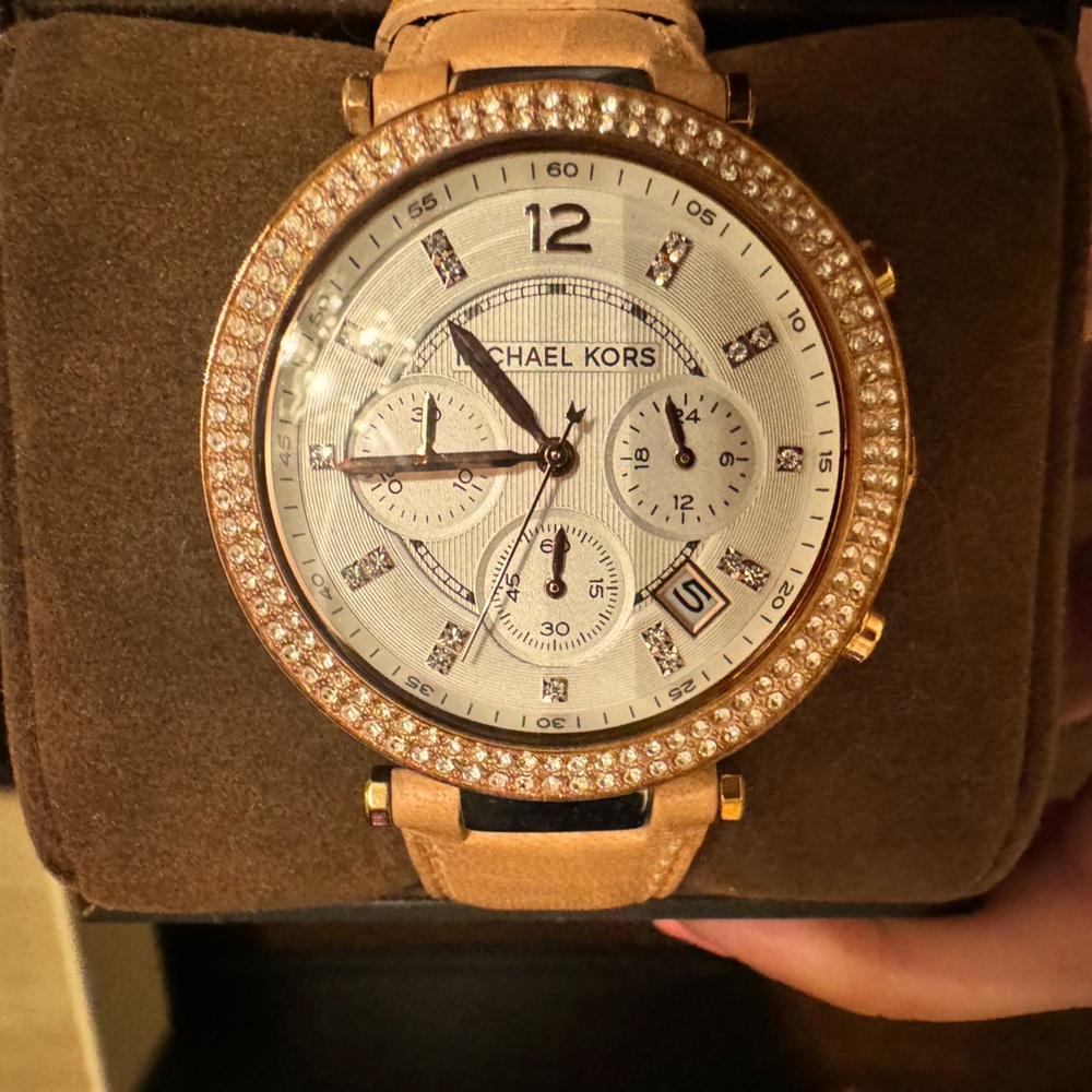 Michael kors watch only worn three twice in amazing condition